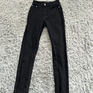 FASHION NOVA BLACK SKINNY JEANS!!